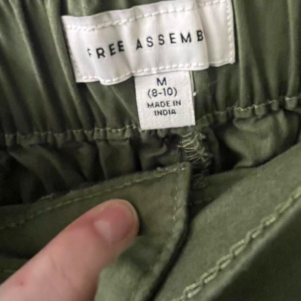 Women's Olive Cropped Cargo Pants - Picture 2 of 3